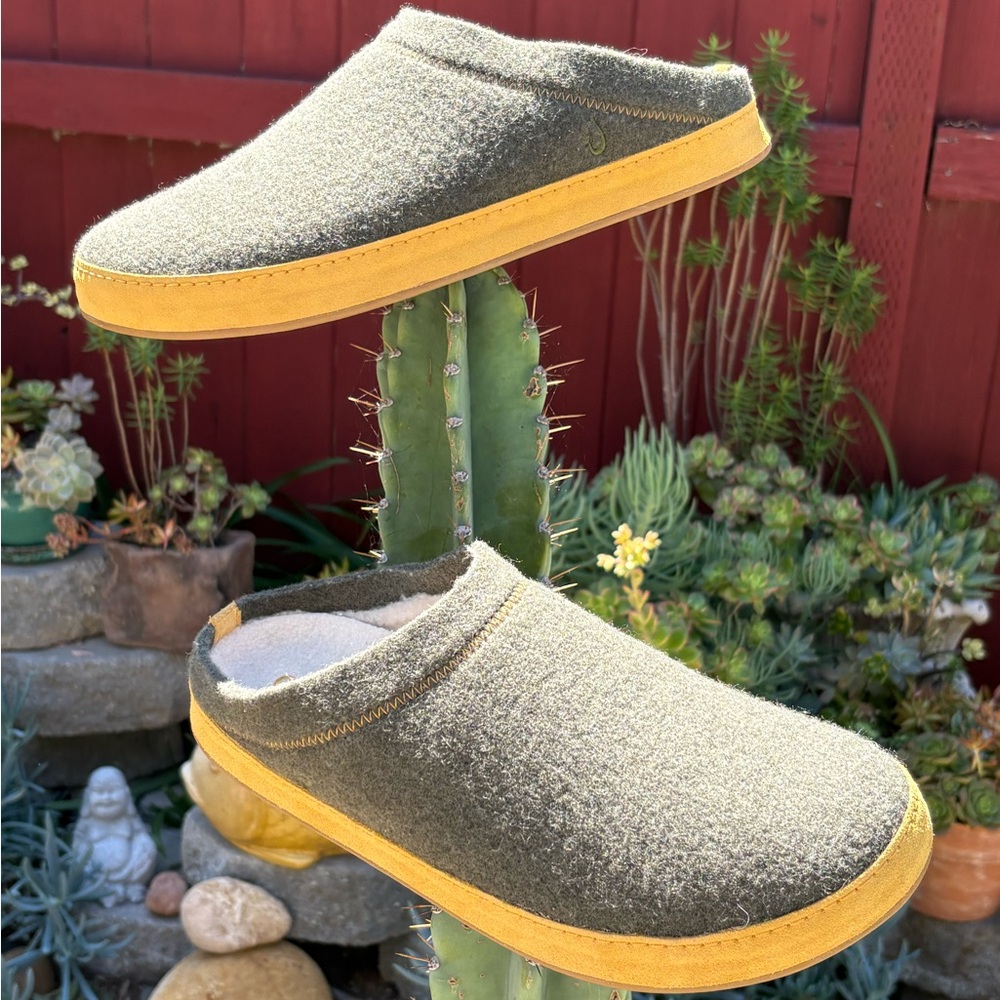 OluKai Men’s Size 13 Australian Sheep Fur Hāmani Hulu Shoes